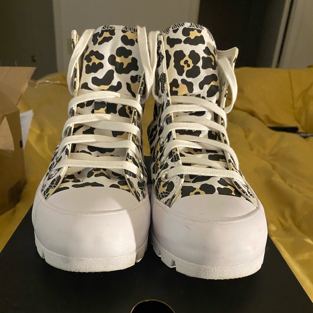 Great condition platform Converse!